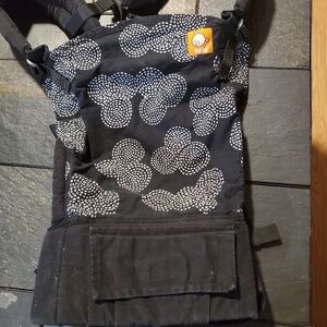 Tula Black and White Patterned Carrier